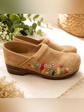 Dansko Professional Clogs 42 Tan Nubuck Floral Embroidered Slip On Comfort Shoes